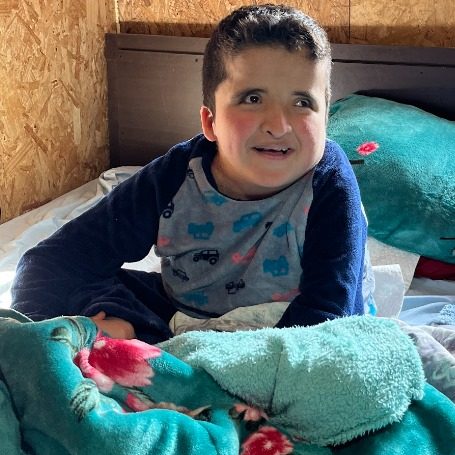 Tomás tiene 12 años y nació con parálisis cerebral. Necesita adaptar su casa para vivir mejor.