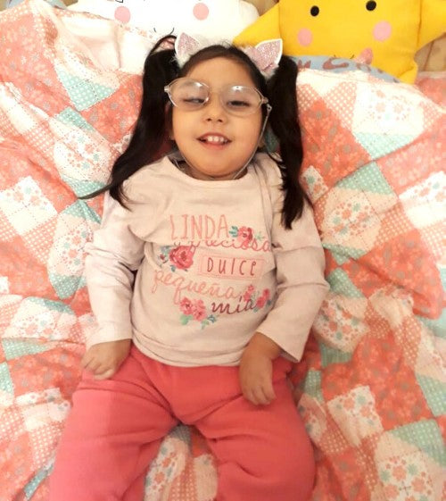 Alexa tiene 2 años y enfrenta múltiples enfermedades con valentía, entre ellas esquizencefalia, hidrocefalia, epilepsia, asma, anemia ferropénica y trastorno de deglución.