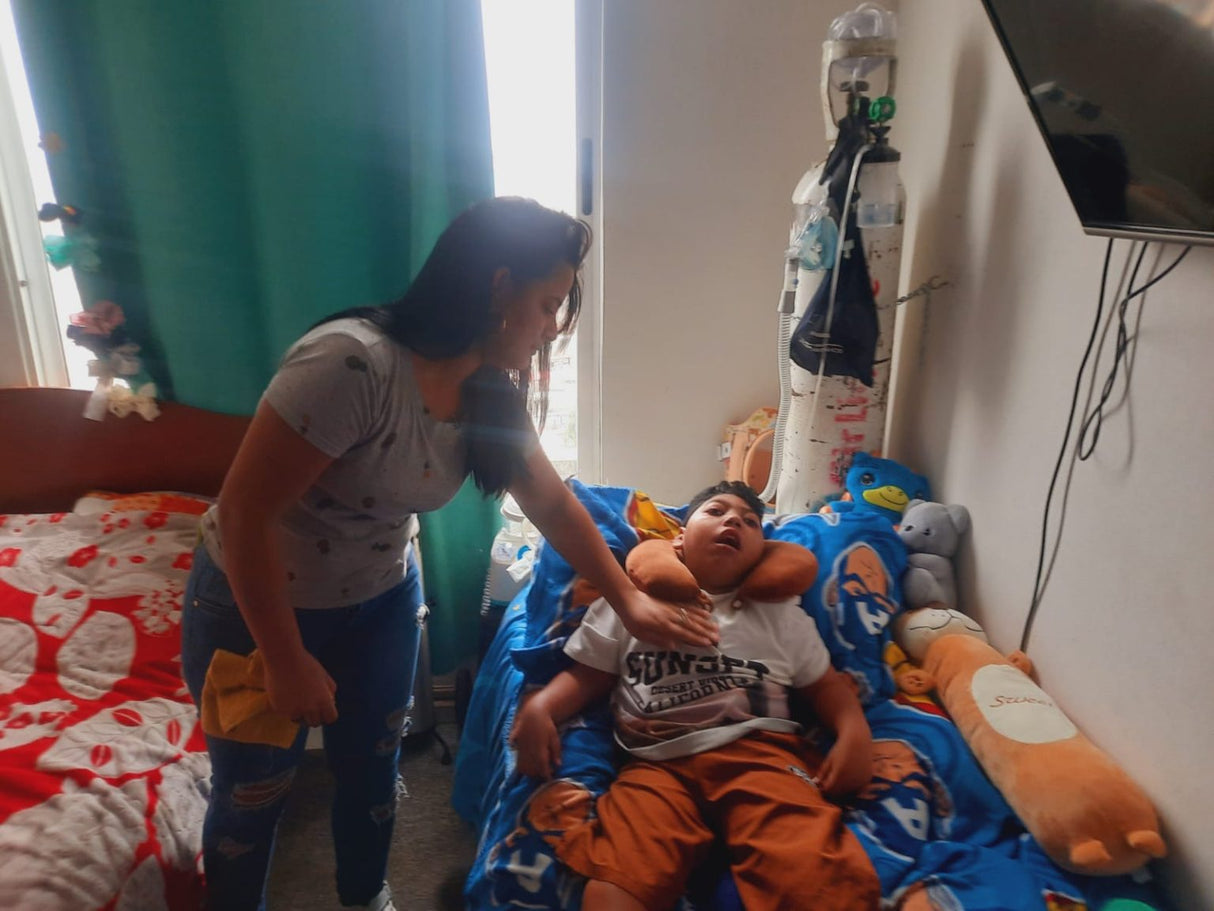 Ángel, un niño con microcefalia