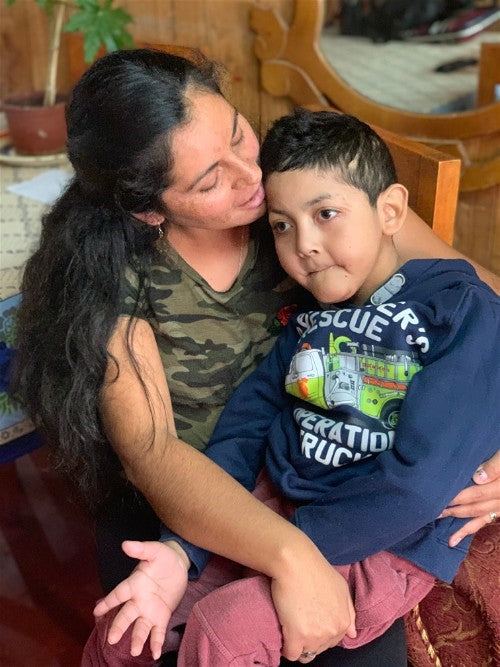 Christopher, un niño que enfrenta la distonía con valentía