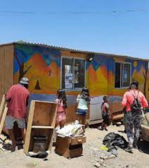 Escuelita Dignidad es un proyecto de apoyo educativo y recreativo para niños, jóvenes y adultos del campamento Dignidad, ubicado en la comuna de La Florida