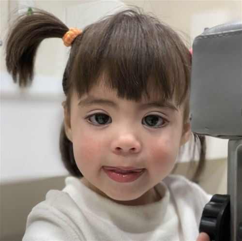 Isabel, de 2 años, nació prematura y enfrenta epilepsia y microcefalia.